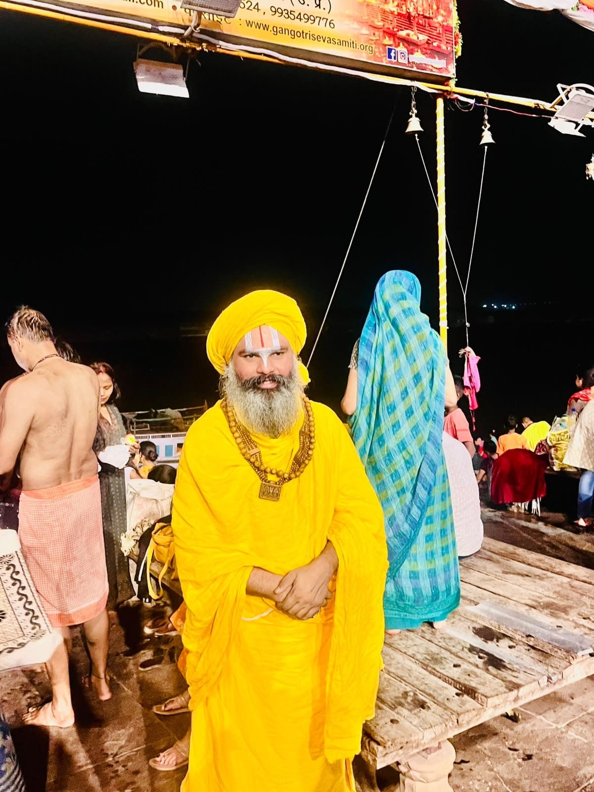 Pujya Swami Sudarshanacharya Ji Maharaj addressing devotees during Ram Katha