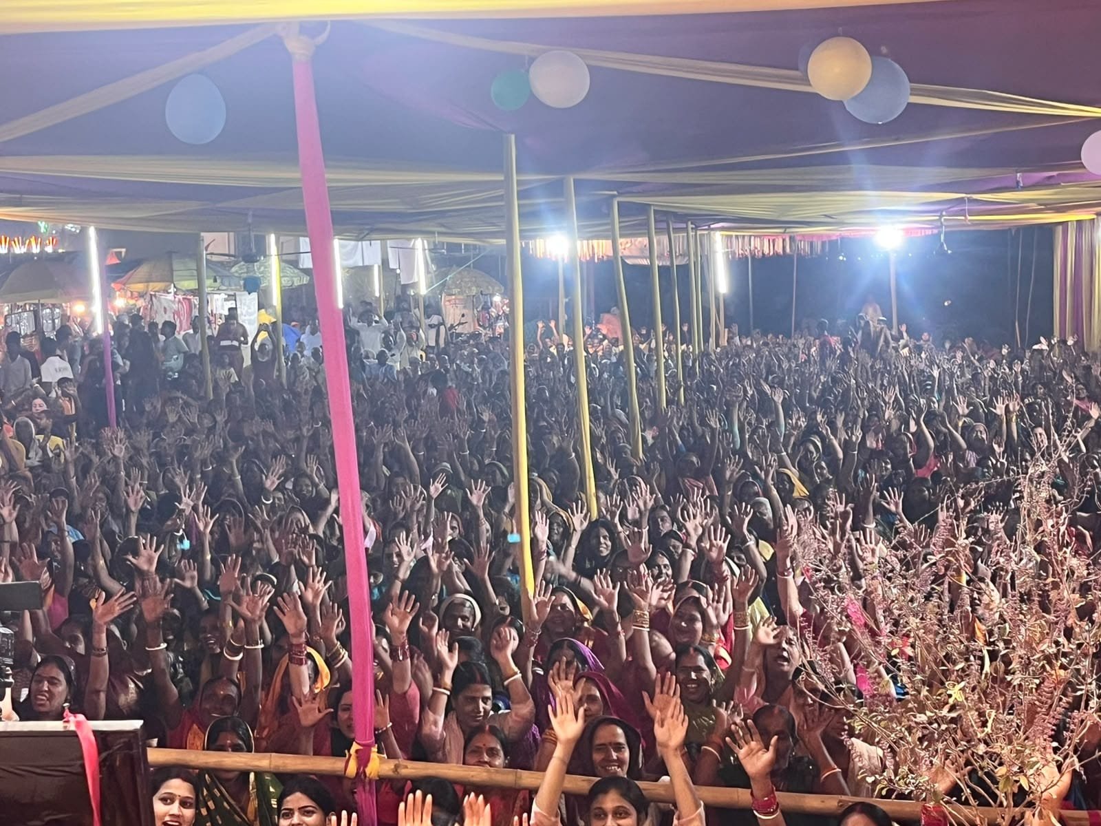 Devotees gathered in the thousands for the evening Aarti