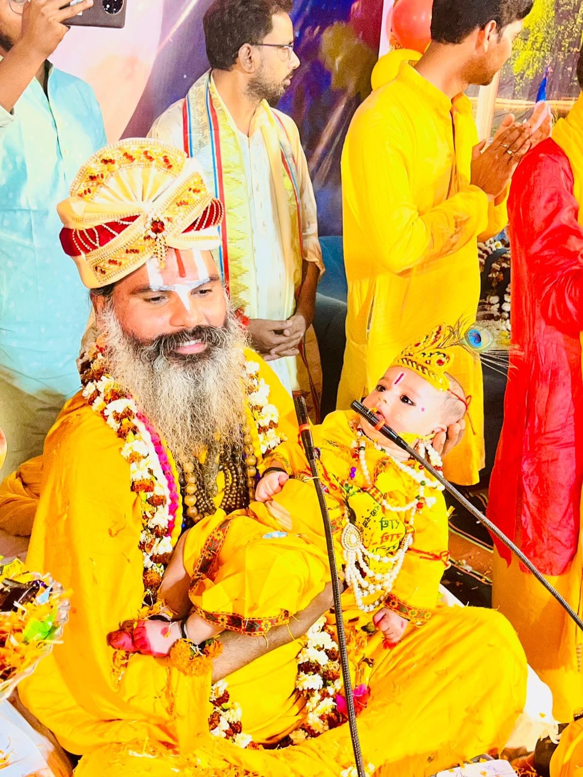 Pujya Swami Sudarshanacharya Ji Maharaj blessing a devotee